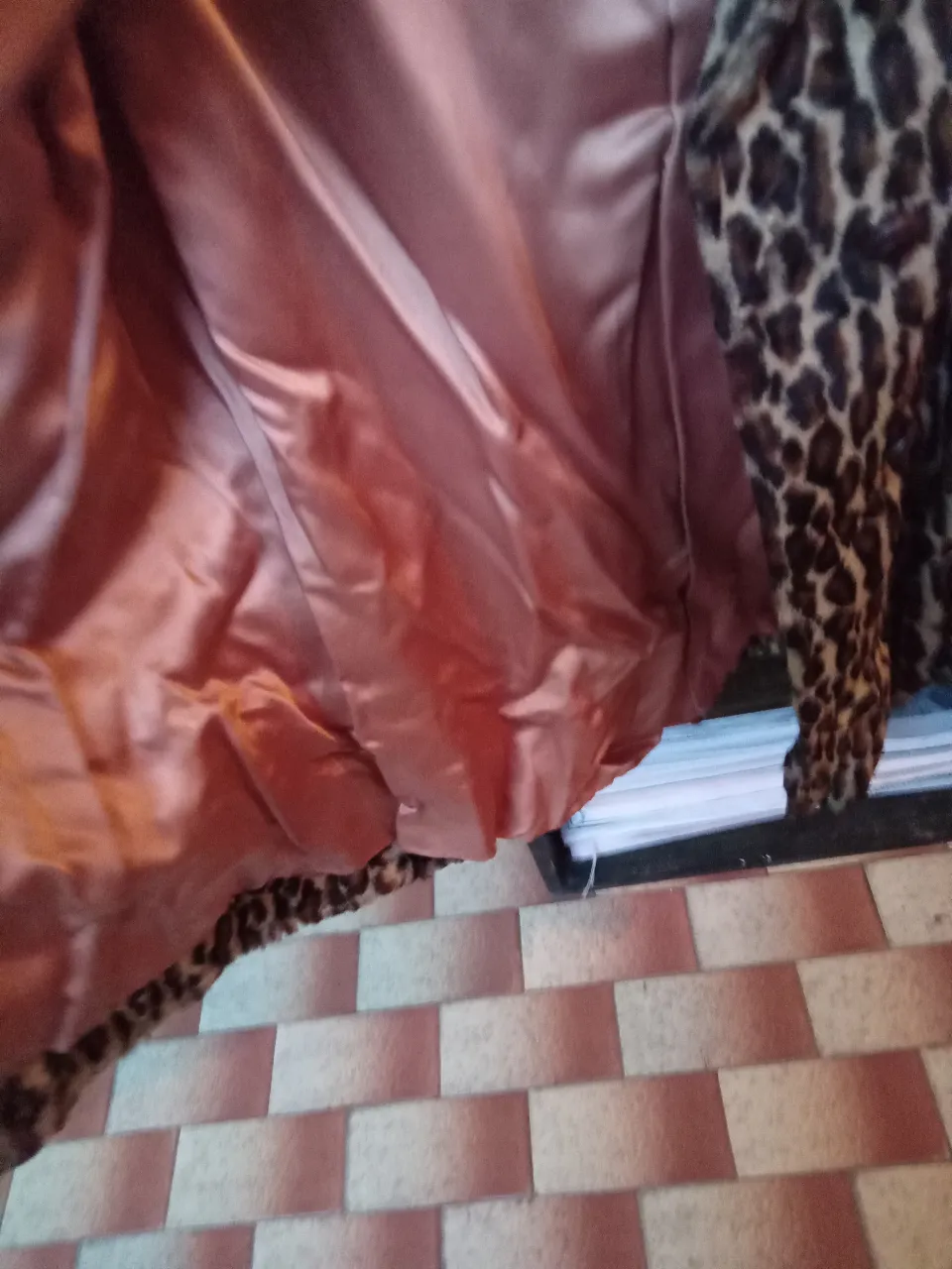 Tapado de piel sintética con estampado de leopardo. Forro interior en color rosa. Ideal para un look vintage y sofisticado.