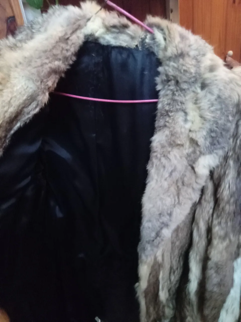 Tapado de piel sintética con forro negro. Ideal para el invierno, este abrigo ofrece calidez y estilo. Perfecto para un look vintage.