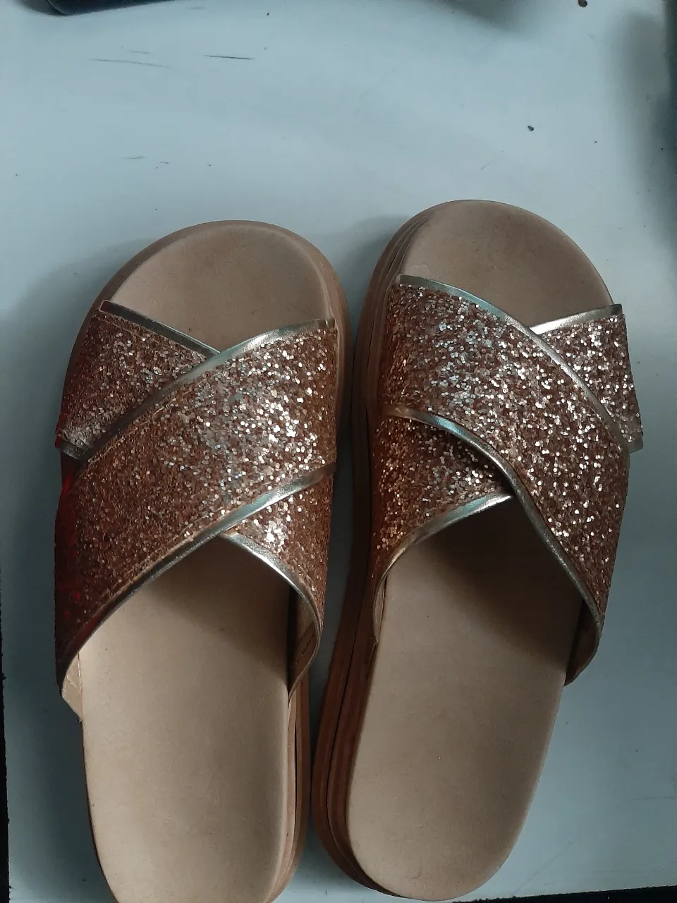 Sandalias súper cómodas con mucho brillo. son en talle 37