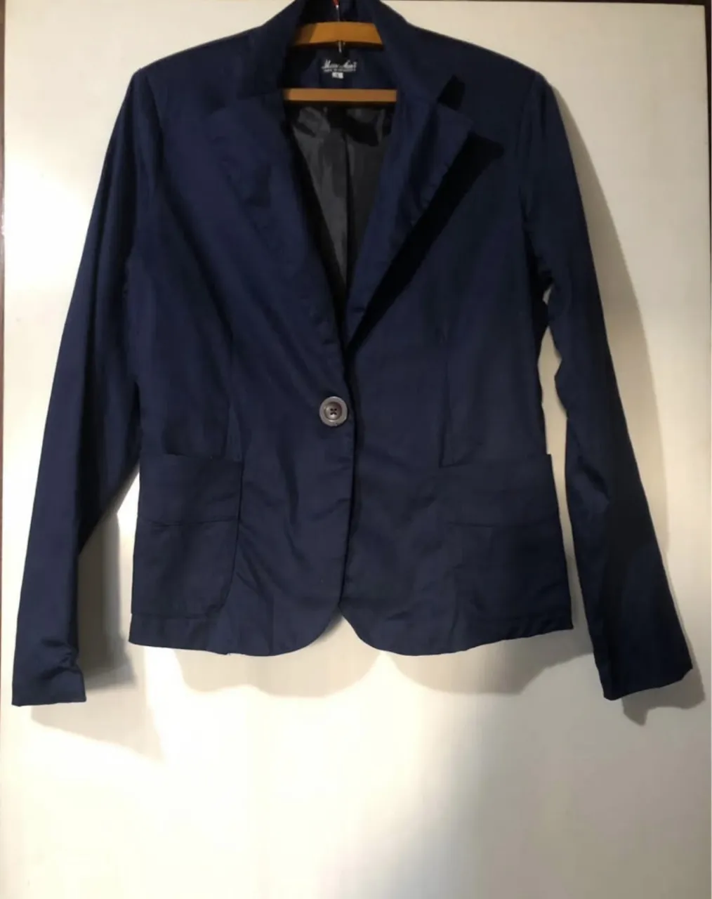 Blazer Mon Ami de mujer azul marino, forrado, con botón y bolsillos delanteros. Ideal para un look formal o de trabajo. 