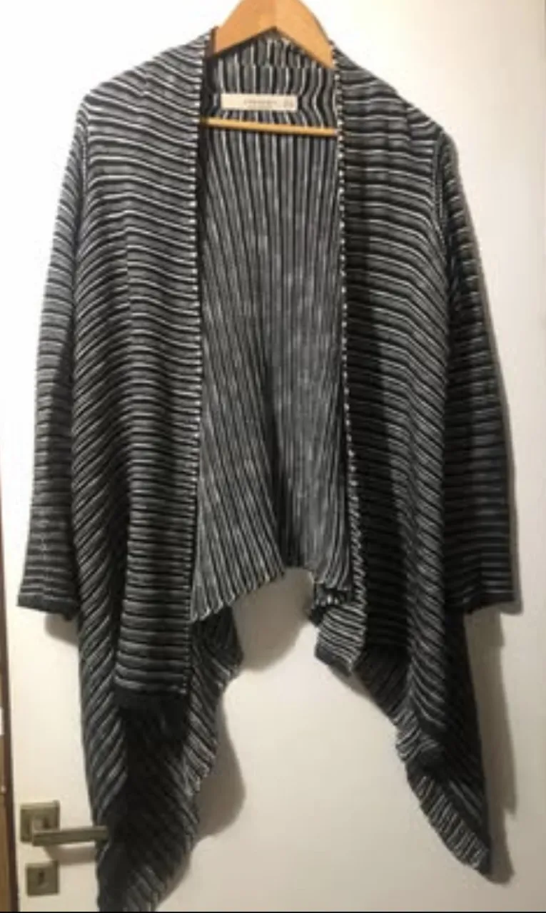 Cardigan de mujer a rayas en blanco y negro, de la marca Zara Knit, talle S. Ideal para usar en otoño o invierno, con un estilo casual y elegante.