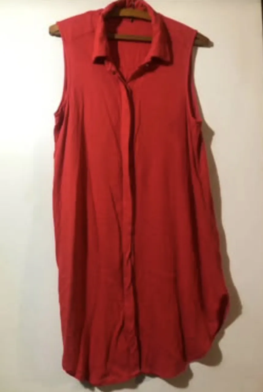 Camisa sin mangas roja de la marca Desiderata, con cuello y botones frontales. Talle 40/2.
