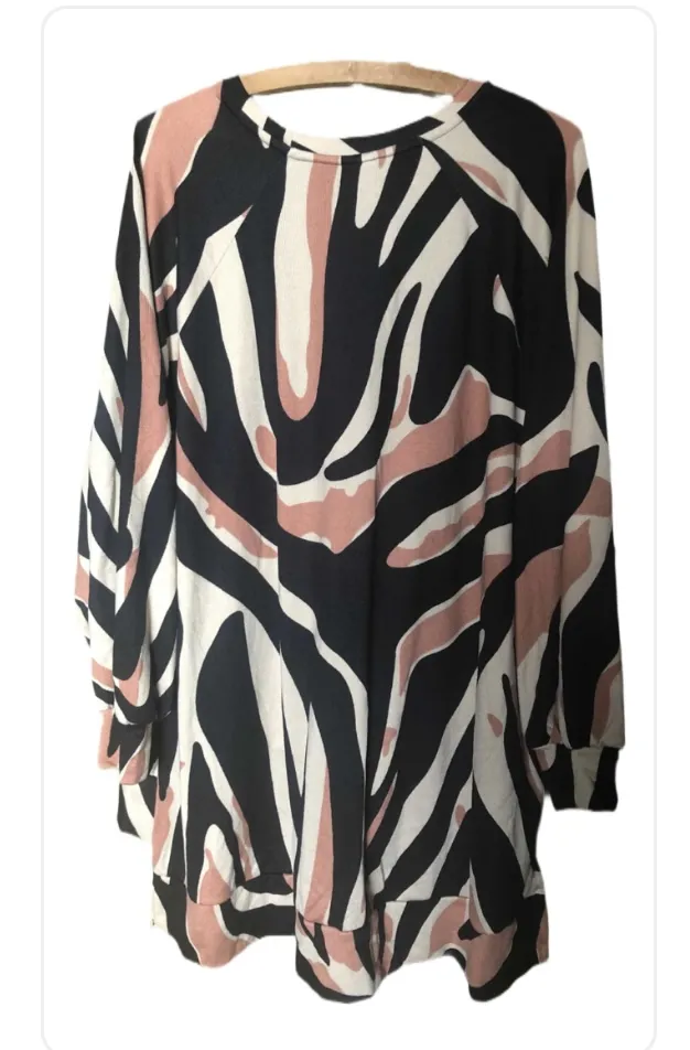 Buzo largo UMA, cuello redondo con estampado de cebra en tonos negro, blanco y rosa. Ideal para un look casual y moderno.