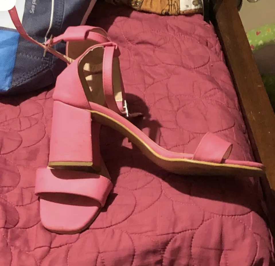 Sandalias rosas de taco ancho con pulsera en el tobillo. Marca Anastasia. Ideales para fiesta o eventos.