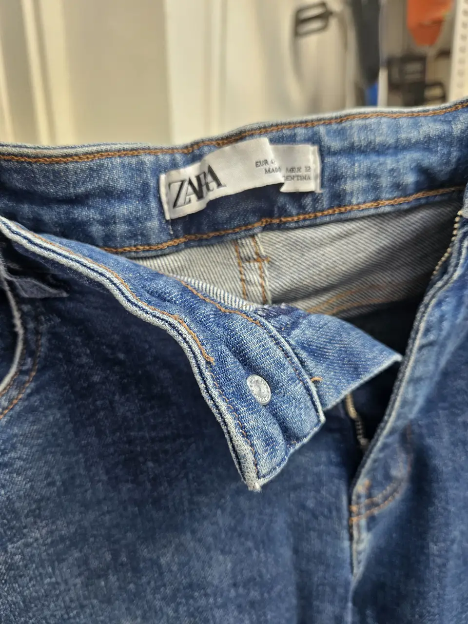 Jeans rectos de mujer, de la marca Zara. Talle 42. Color azul clásico, ideal para un look casual y versátil.
