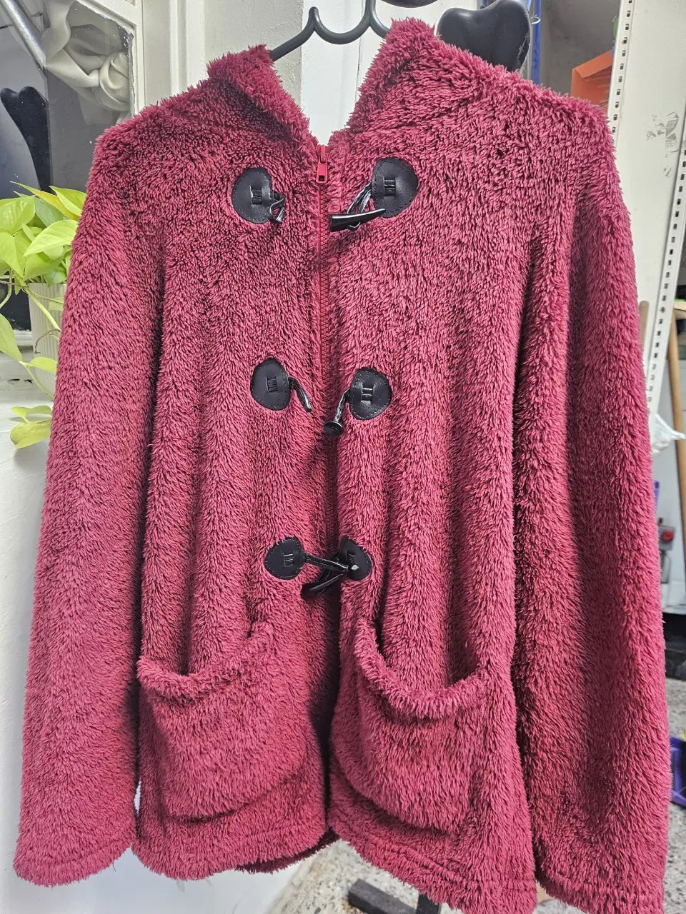 Abrigo de mujer estilo cardigan, color rojo borgoña, con capucha y botones tipo duffle coat. Ideal para un look casual y abrigado en invierno.