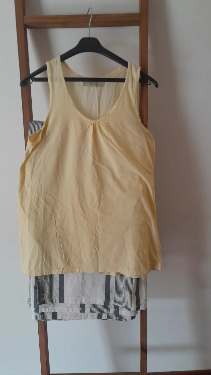 Musculosa amarilla de algodón con detalles de roturas. Ideal para un look casual y fresco.