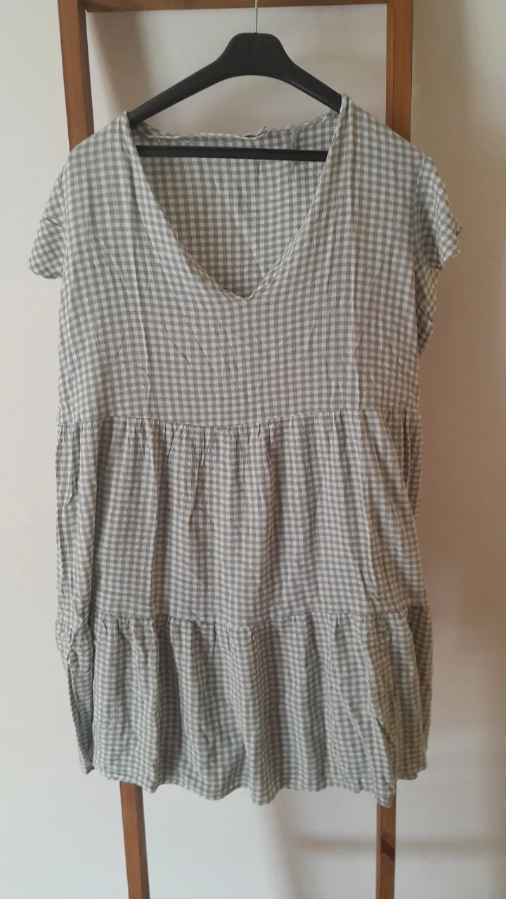 Vestido camisero a cuadros con volados, ideal para un look casual y fresco. Perfecto para días de primavera y verano, combínalo con zapatillas o sandalias.