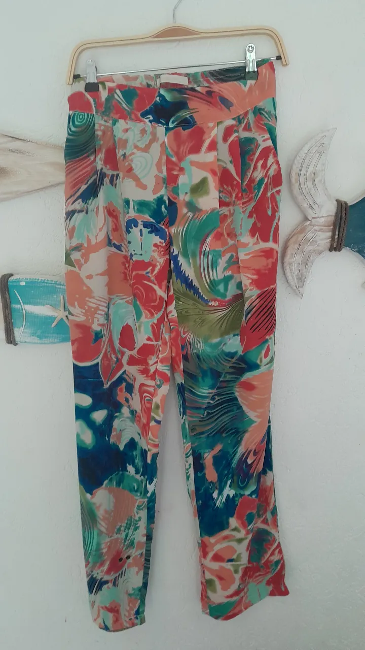 Pantalón estampado multicolor con cintura elástica y pinzas delanteras.