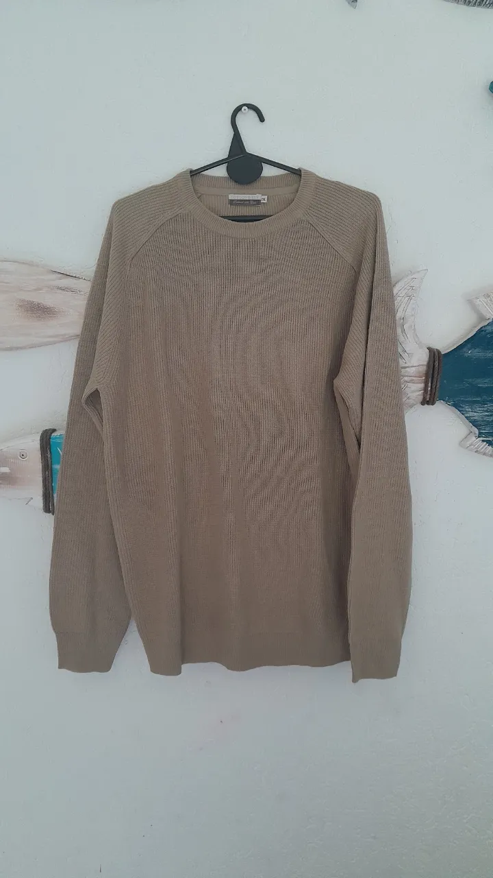 Sweater de manga larga con cuello redondo y tejido de canalé.