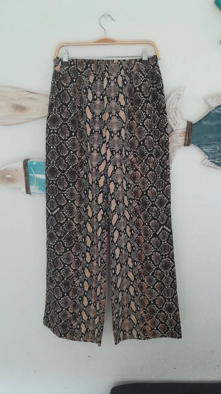 Pantalón estampado de serpiente con cintura elástica.