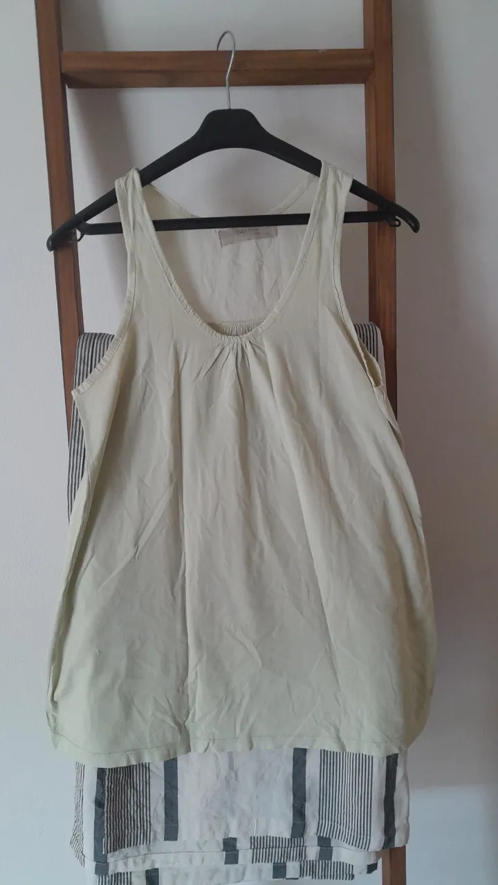 Musculosa de algodón color verde pálido, con escote redondo y detalle de frunces en el busto. Ideal para un look casual y fresco.