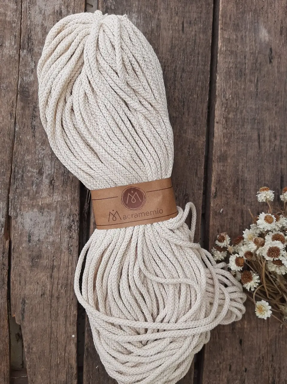 Rollo de hilo de algodón crudo para macramé. Ideal para crear proyectos de decoración y accesorios.