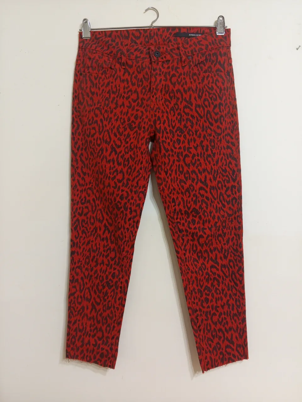 Pantalón de jean AYRES DENIM con estampado de leopardo en rojo y negro. Talle 39/26. Ideal para un look audaz y moderno.