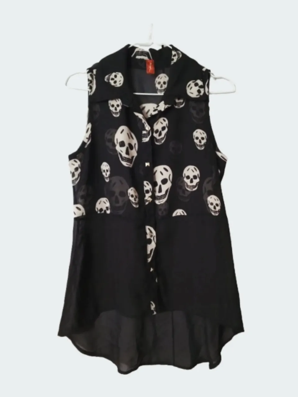 Remera sin mangas con estampa de calaveras en blanco y negro. Diseño único y llamativo, ideal para un look audaz y con actitud.