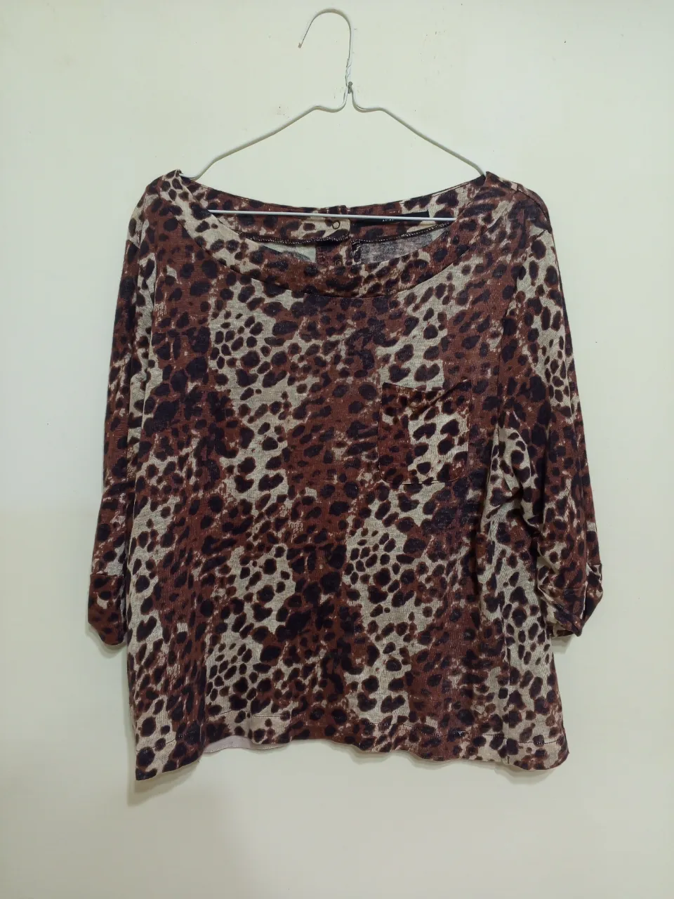 Blusa de mujer con estampado de leopardo, manga 3/4 y cuello redondo. Ideal para un look casual y moderno.