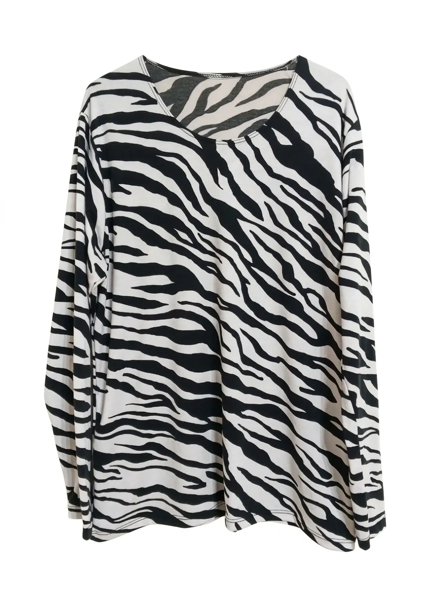 Remera de manga larga con estampa de cebra en blanco y negro.
