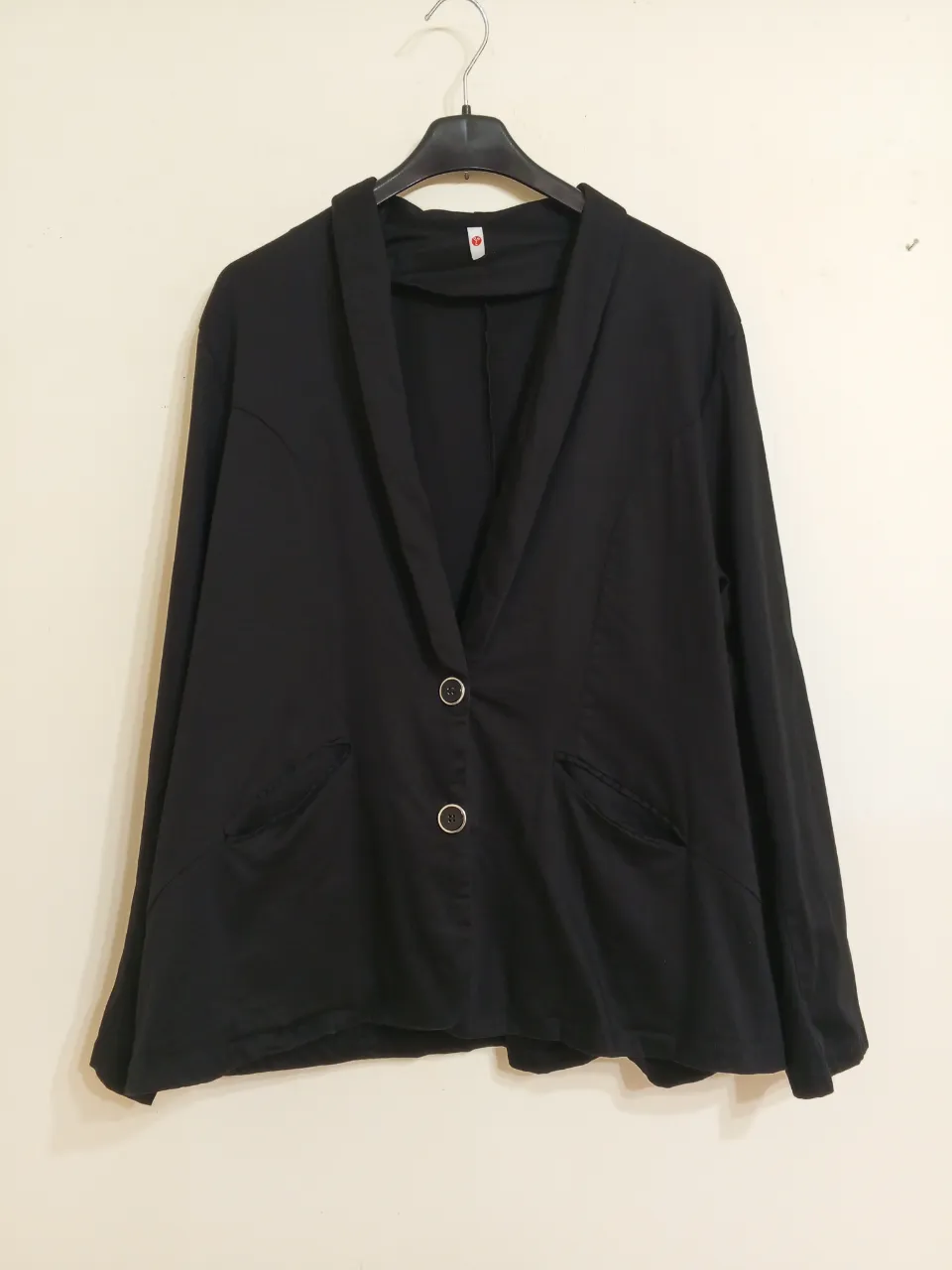 Blazer negro de corte clásico, ideal para un look elegante y sofisticado. Posee dos botones al frente y bolsillos aplicados. Perfecto para combinar con pantalones o faldas, tanto para ocasiones formales como para un estilo más casual chic.