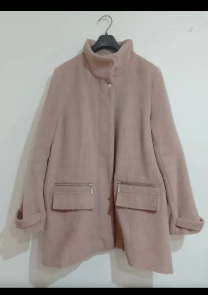 Tapado de paño color rosa, con cuello alto y bolsillos delanteros. Marca PortsAid, talle XL. Ideal para el invierno.