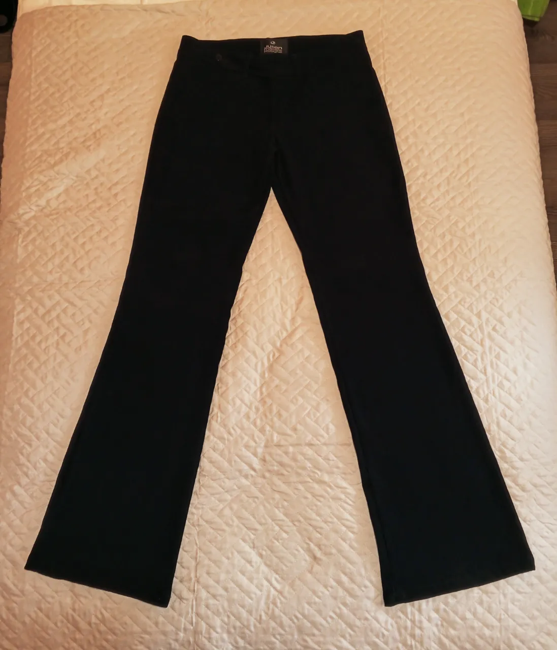 Pantalón sastrero negro de mujer, corte campana, ideal para un look elegante y versátil. Perfecto para combinar con diferentes estilos y ocasiones. Talle 40