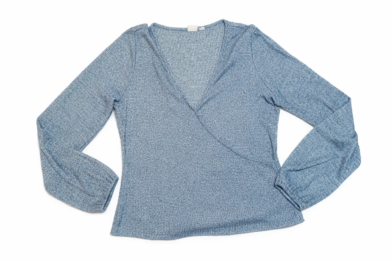 Remera manga larga cruzada, con escote en V y textura acanalada. Un básico canchero y cómodo para sumar a tu guardarropas.
46 cm ancho | 55 cm largo.
Impecable.