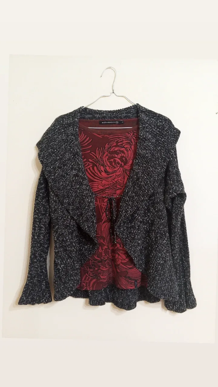 Cardigan de mujer en color gris con detalles en blanco. Diseño con cuello amplio y lazo para ajustar. Ideal para un look casual y abrigado.