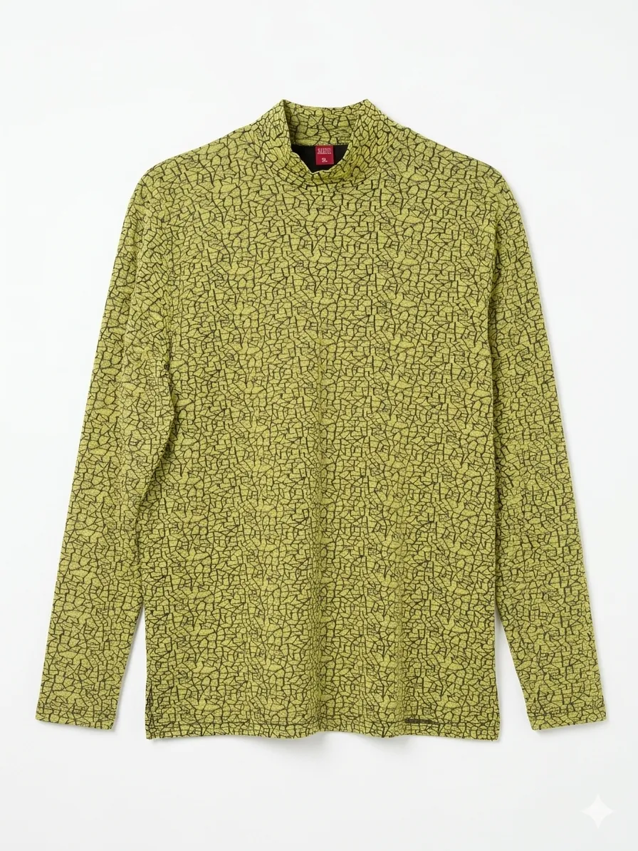 Remera de manga larga con cuello alto y estampa abstracta en tono verde lima y negro.