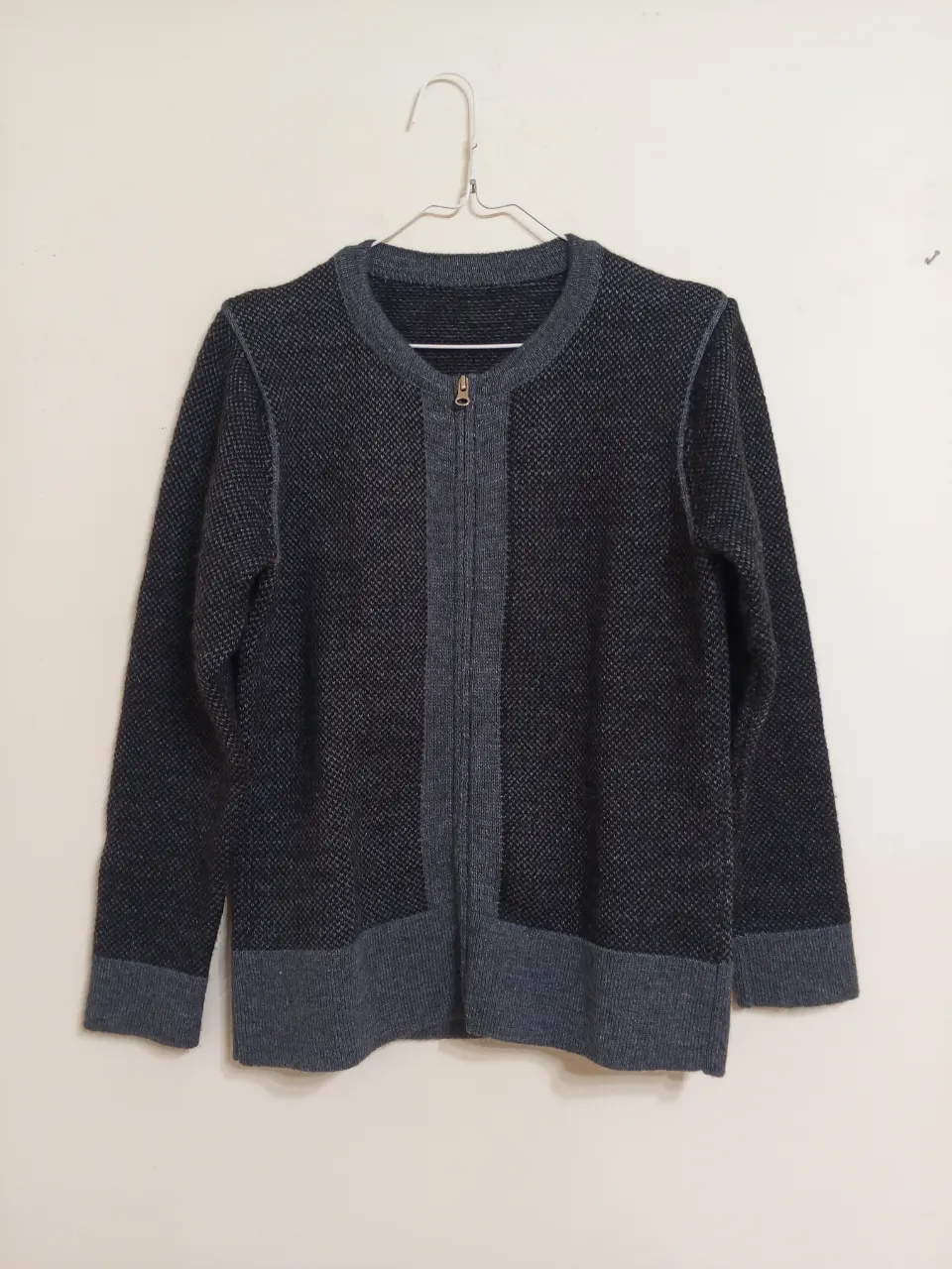Cardigan de tejido grueso para mujer, con cierre y cuello redondo. Ideal para el invierno, este sweater ofrece un estilo casual y abrigado.