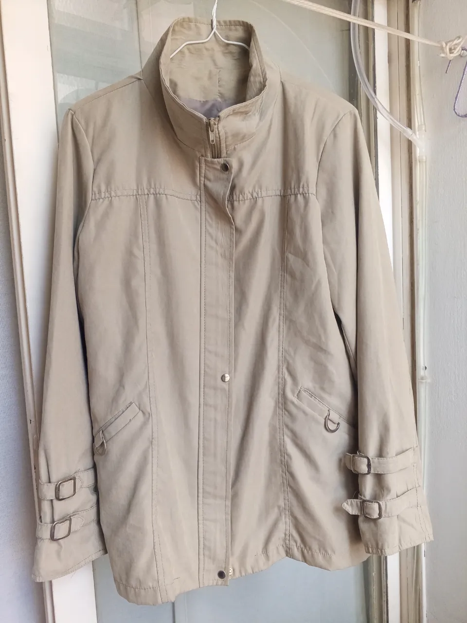 Campera color beige, cierre y botones al frente. Posee bolsillos laterales con solapa y detalle de hebillas en los puños.
Talle M ( axila a axila 46 cm / largo total 70 cm)