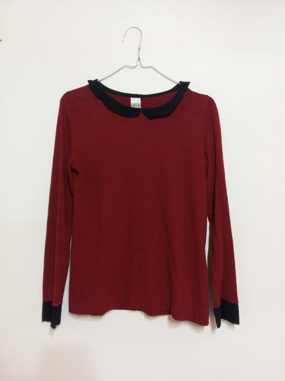 Blusa de manga larga para mujer, color rojo con cuello y puños negros. Ideal para un look casual y elegante.
