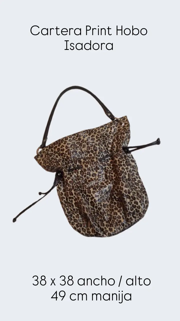Cartera Print Hobo Isadora, con estampado de leopardo. Cuenta con un bolsillo interno y manija de 49 cm. Medidas: 38 x 38 cm.