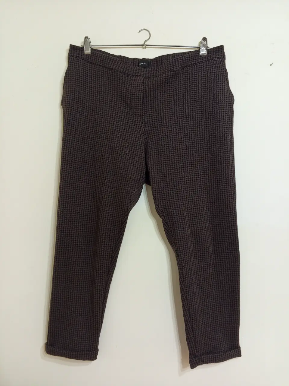 Pantalón sastrero de mujer, con estampado de pata de gallo en tonos marrones. Tiro medio, corte recto y largo por encima del tobillo. Ideal para un look elegante y moderno. (52/54)