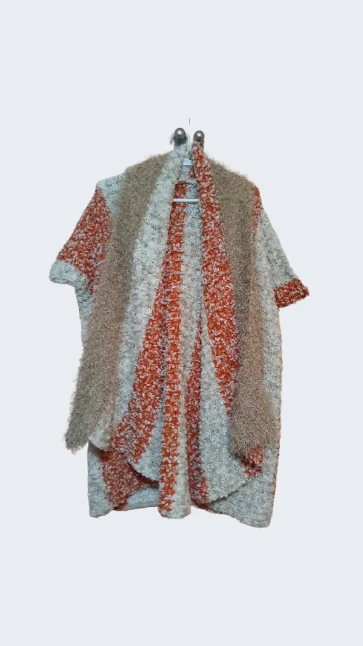 Cardigan tejido a mano, con diseño a rayas en tonos grises y naranja. Ideal para un look casual y abrigado. Abarca L / XL / XXL