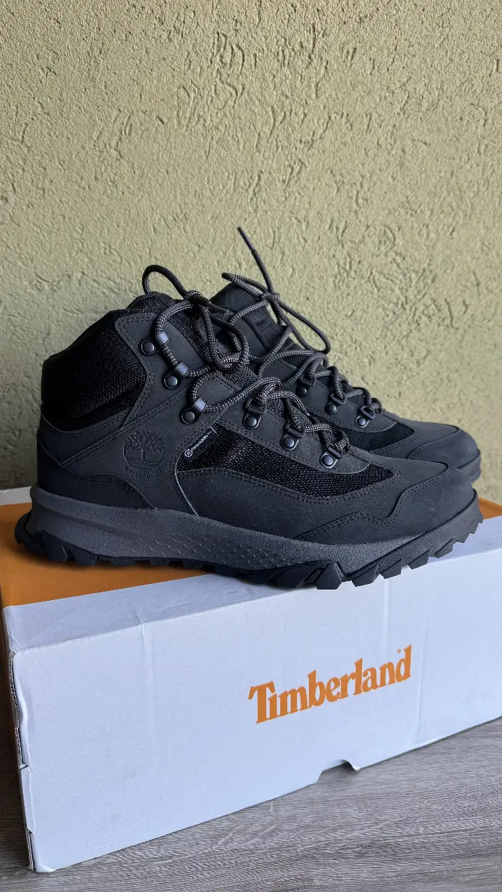 Botas Negras Timberland®, las hikers de media caña Lincoln Peak son tan cómodas como modernas, cuentan con una puntera y talón reforzado en goma para mayor durabilidad apto para la escala. Lengüeta totalmente reforzada para impedir que entren la lluvia y la suciedad. Talle 8US.