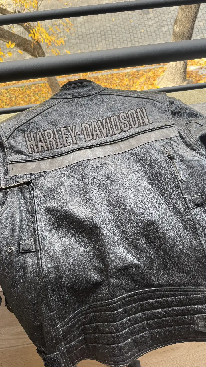 Campera de Cuero Impermeable Harley-Davidson® Evolution para Hombre (98068-14VM) Diseñada para los verdaderos amantes de la ruta, esta campera combina funcionalidad, estilo y protección. Talle M.