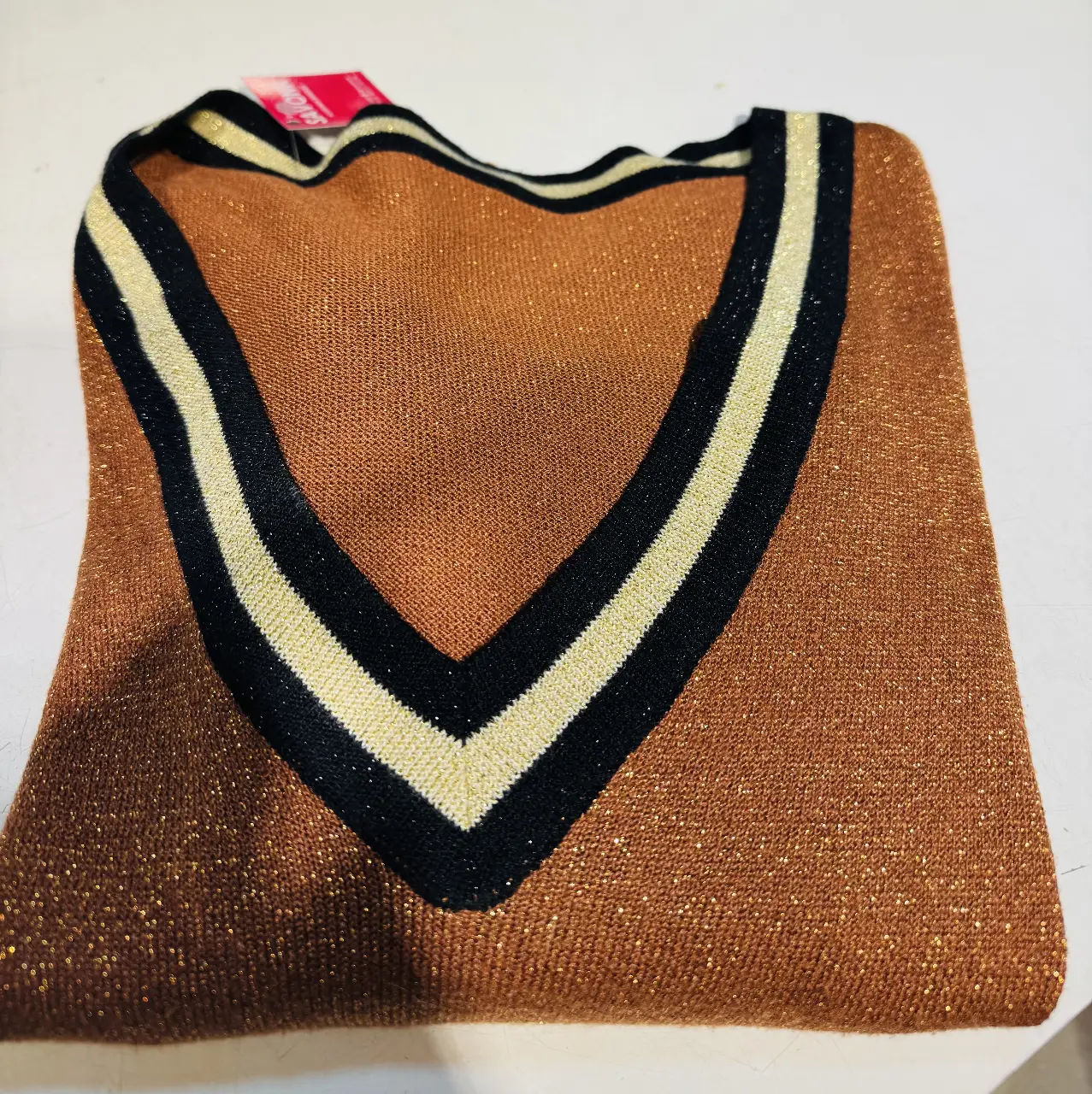 Sweater de mujer con cuello en V y detalles dorados. Ideal para un look elegante y abrigado.