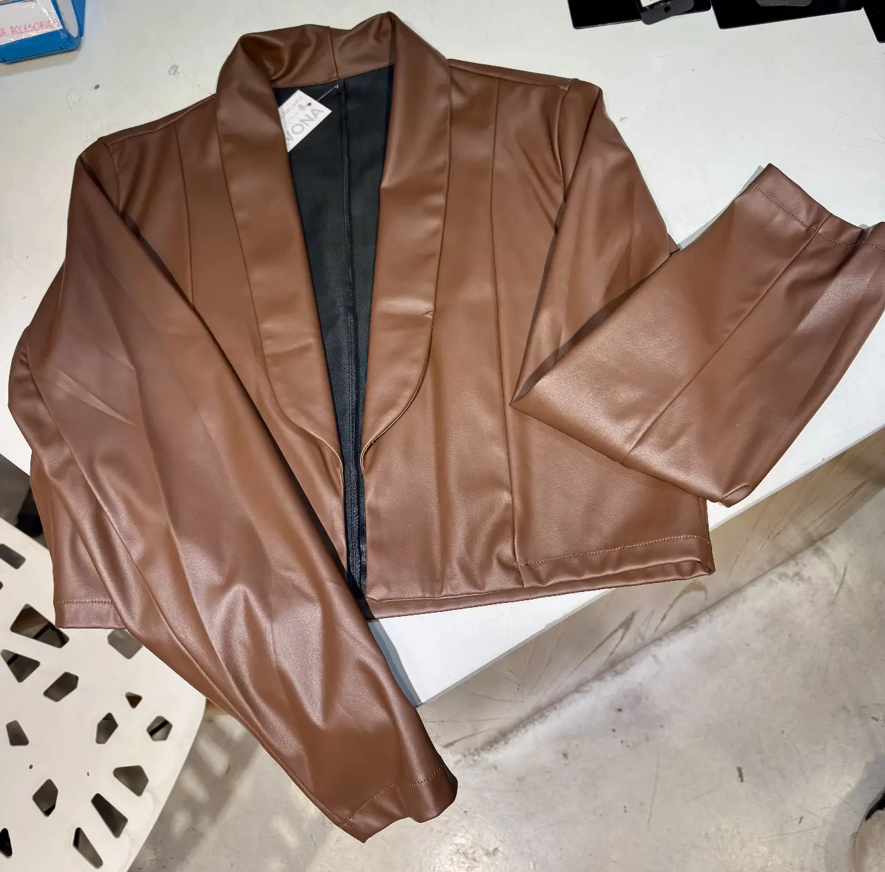 Chaqueta blazer de cuero sintético marrón, ideal para un look elegante y moderno. Confeccionada con un diseño de solapa , sin cierre ,perfecta para combinar con diferentes outfits.