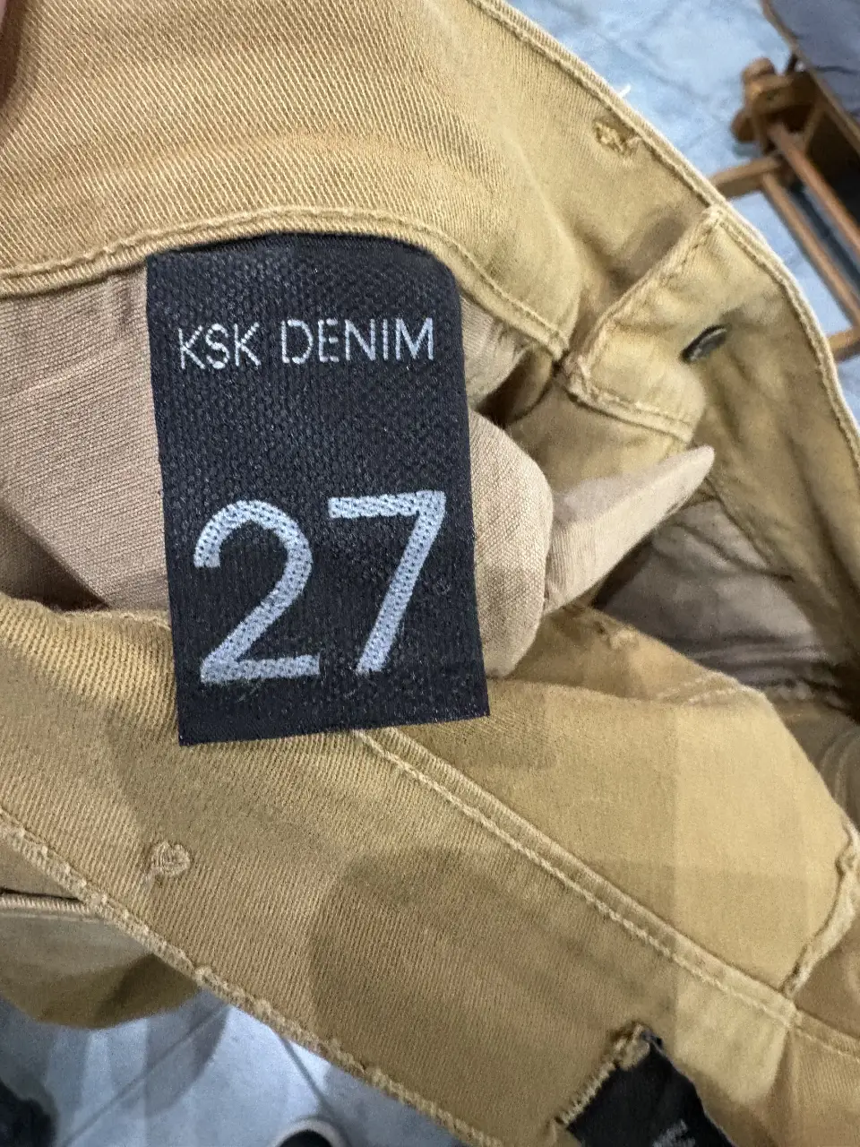 Pantalón de jean recto color camel, talle 27, de la marca KSK DENIM. Ideal para un look casual y versátil.
