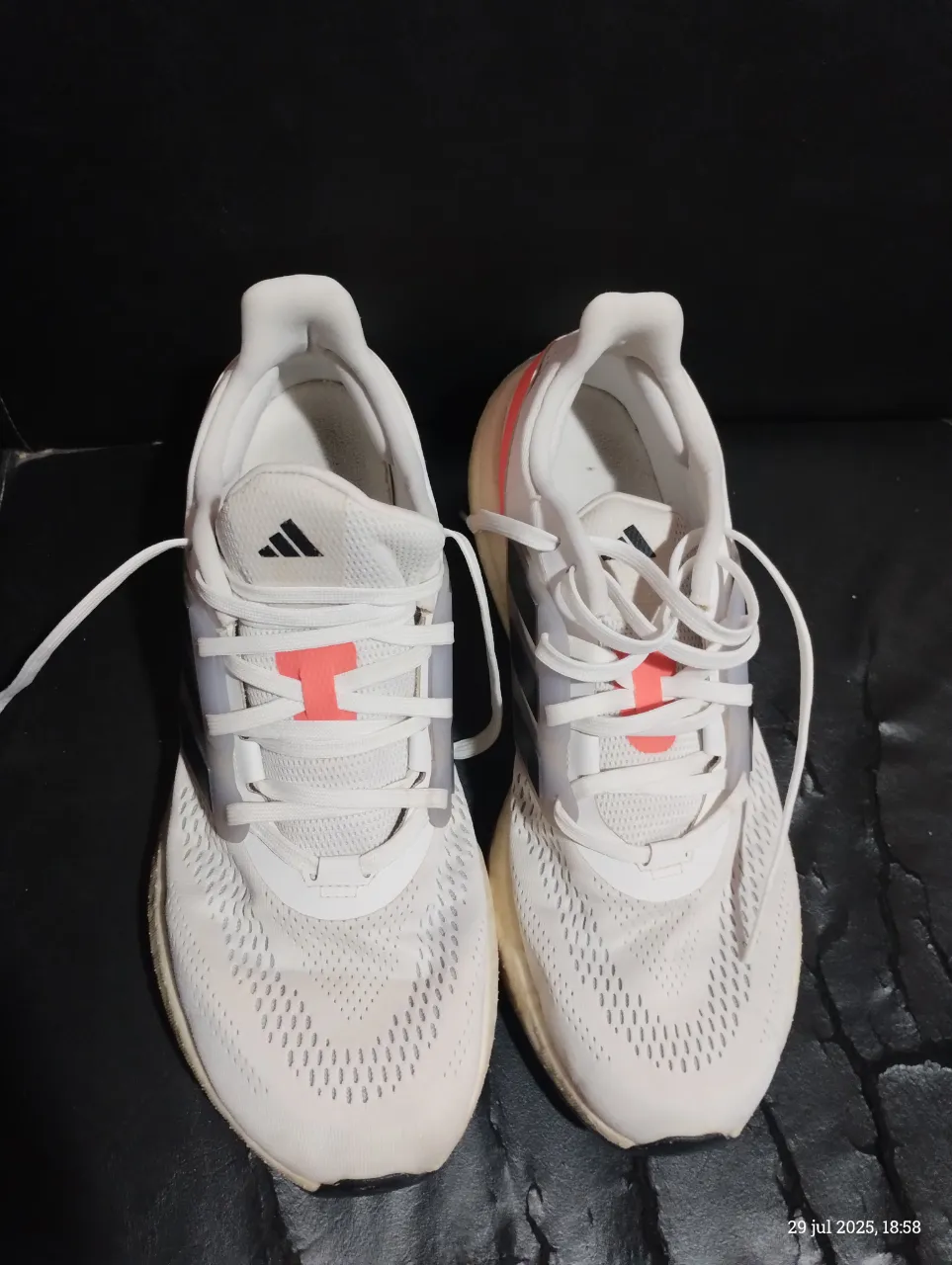Zapatillas Adidas blancas para hombre, ideales para running y uso diario. Diseño moderno y cómodo.