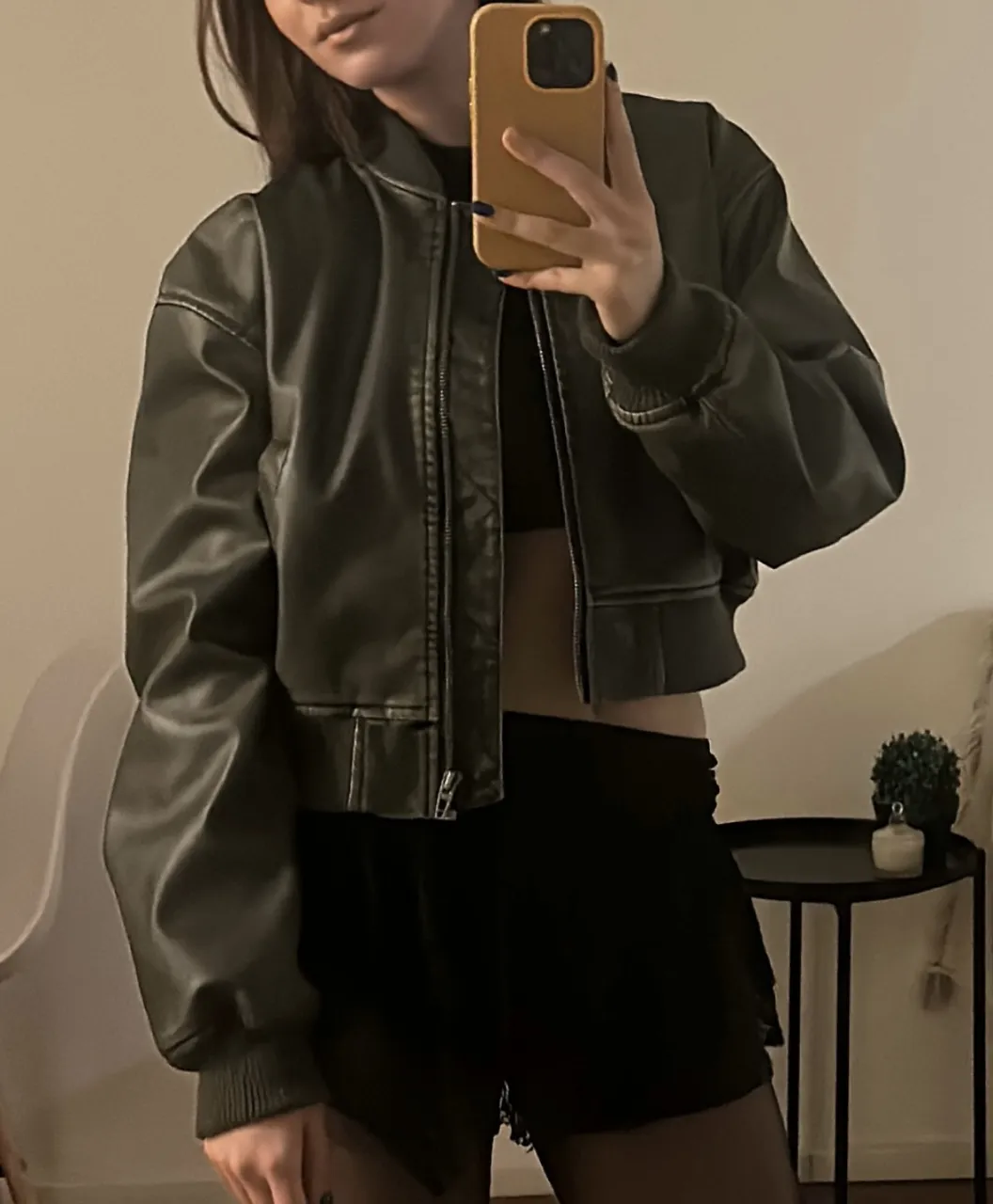 Campera bomber de cuero sintético, súper canchera y moderna.  Tiene cierre y puños elastizados. Comprada en JulietamadeinBA. tiene 5 usos.