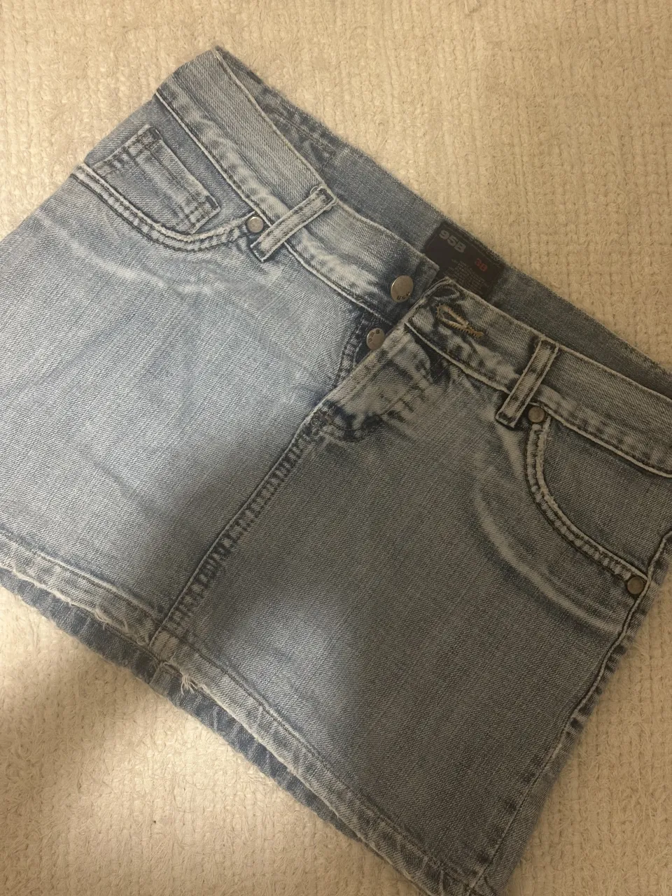 Pollera de jean tiro alto o bajo, con detalles desgastados y bolsillos con cierre.  marca vintage 