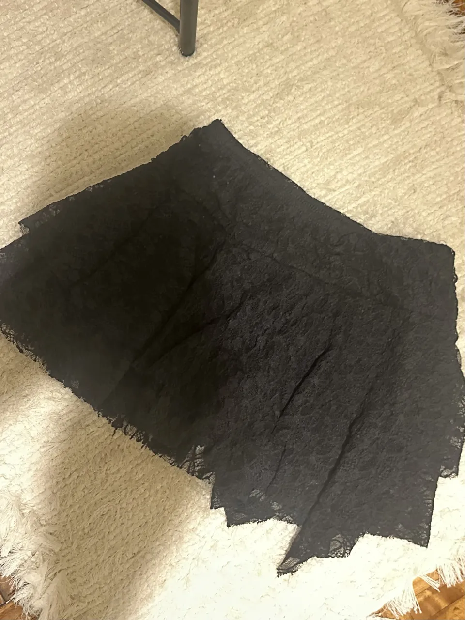 Pollera negra de encaje, con volados y terminación desflecada. Ideal para un look canchero y con onda.