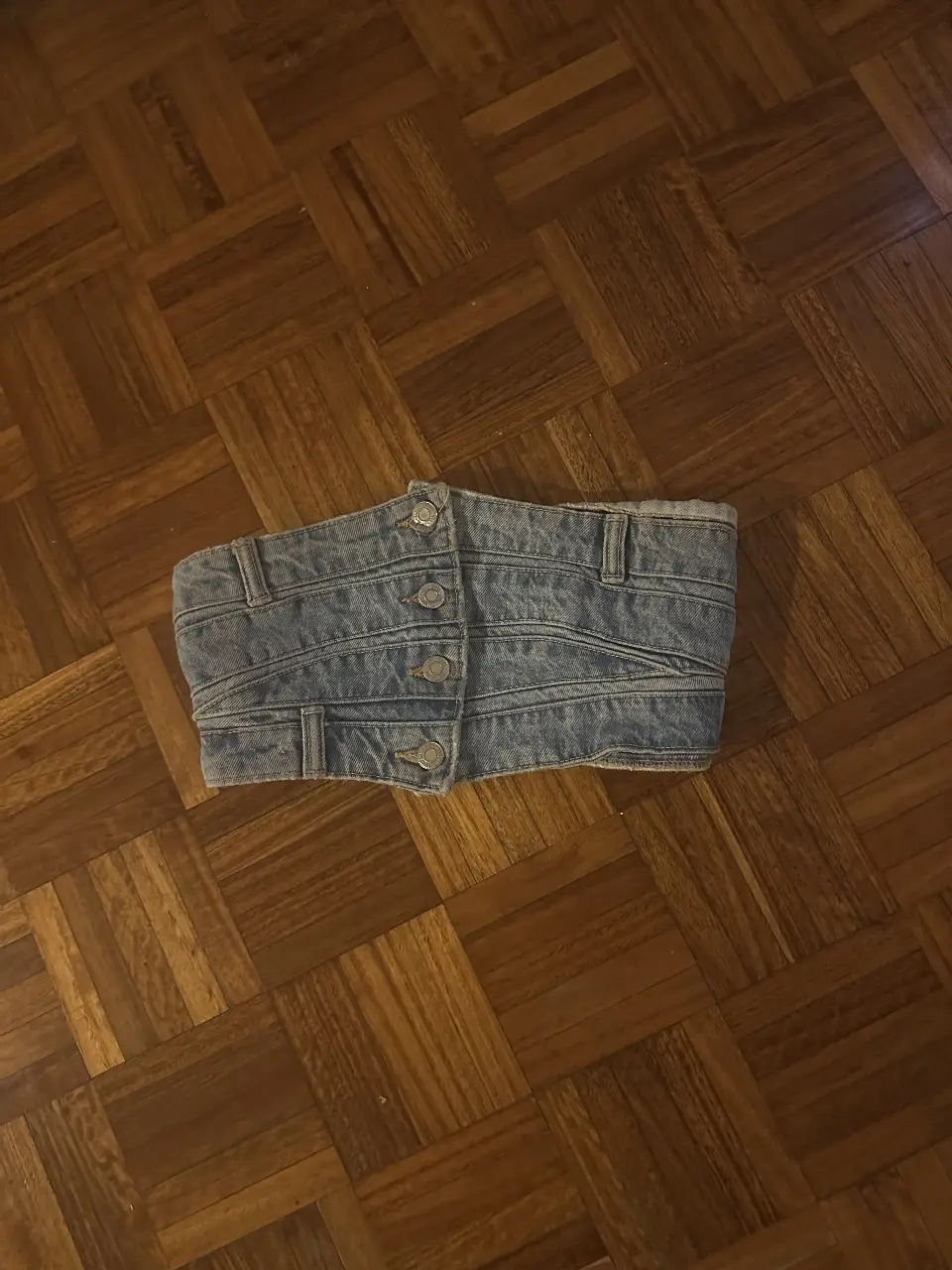 top de jean de Zara, con botones y detalles de costura. Ideal para un look casual y moderno.