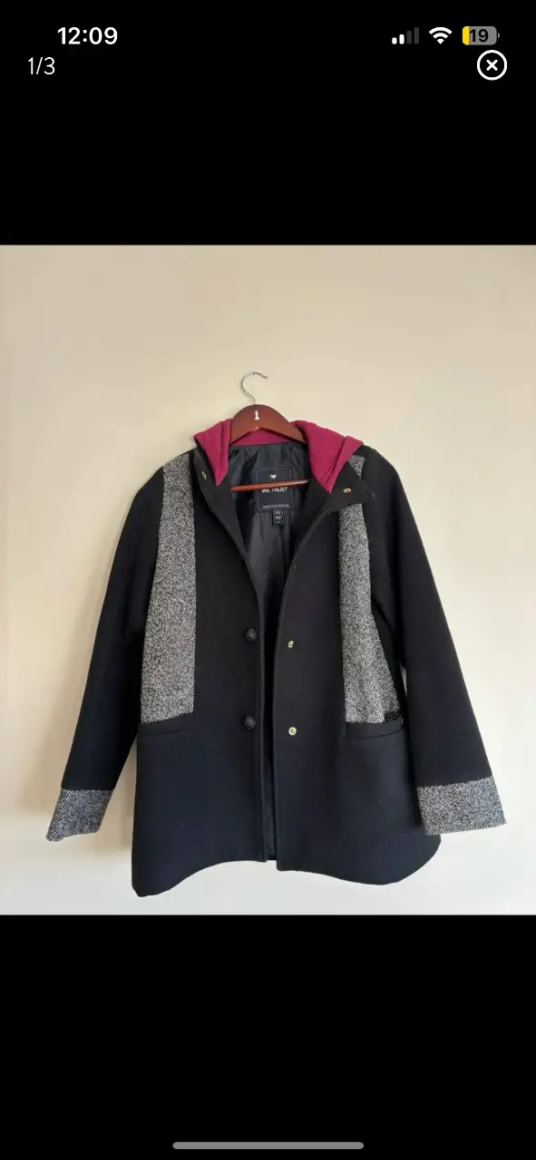 Tapado negro con detalles en gris y capucha borgoña. Ideal para el invierno, abrigo y estilo en una sola prenda. Marca We Trust, talle 40.