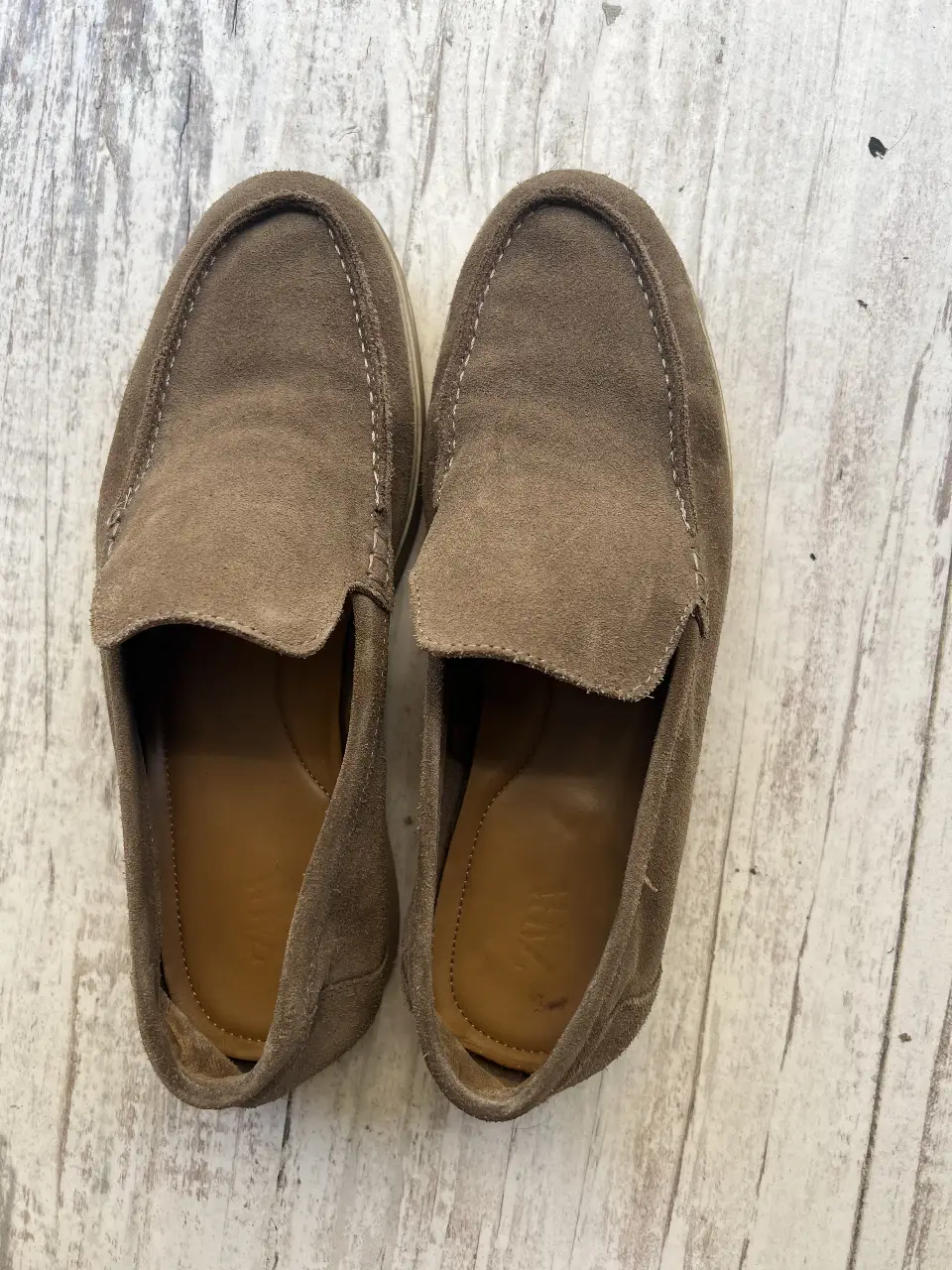 Mocasines de gamuza color marrón, ideales para un look casual y cómodo. Marca Zara, talle 41.