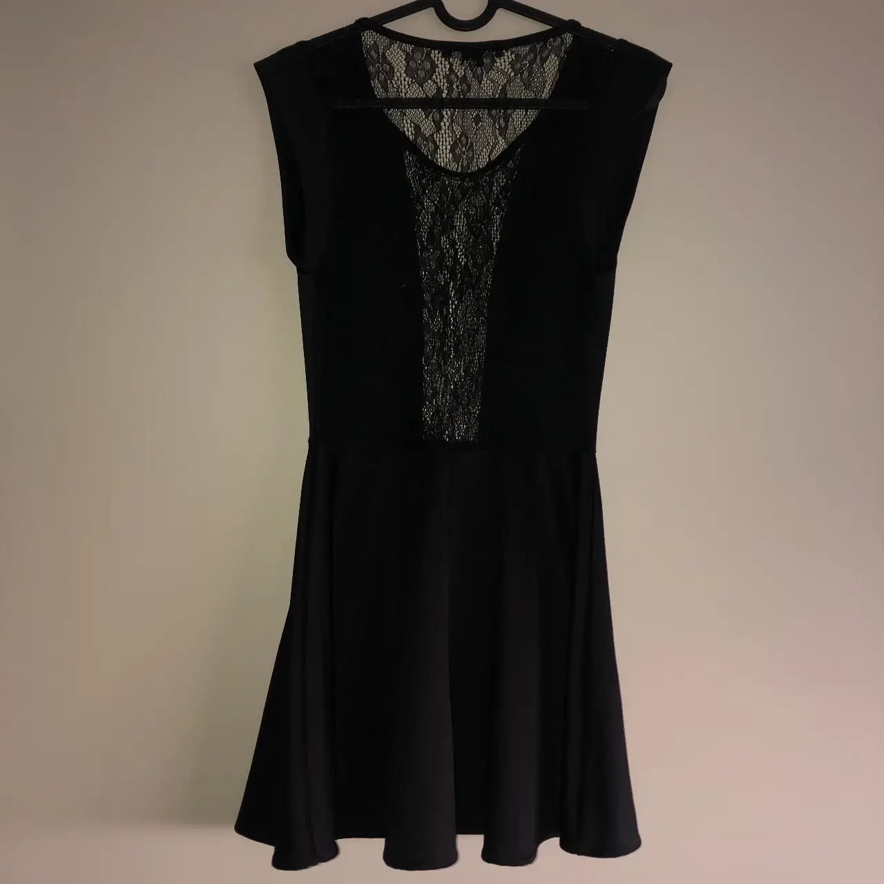 Vestido negro mini con detalle de encaje en el frente. Ideal para una salida o fiesta.