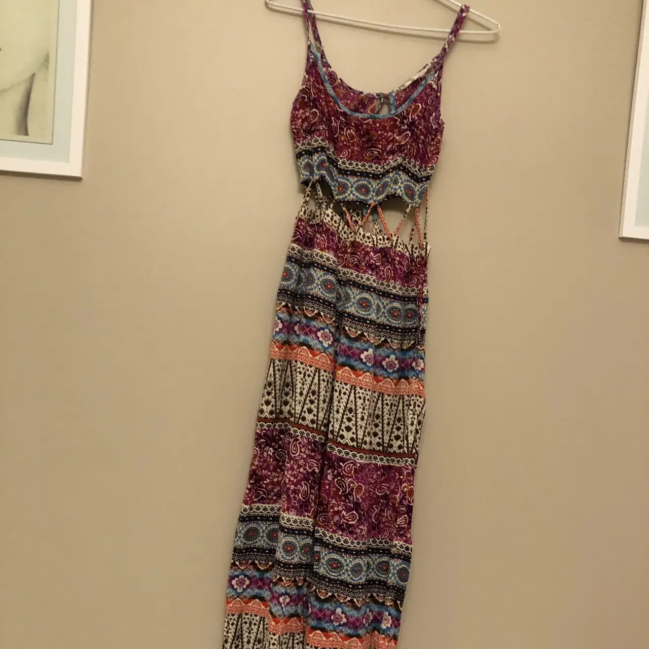 Vestido largo de mujer con diseño bohemio, con aberturas laterales y detalles estampados. Ideal para un look fresco y veraniego.