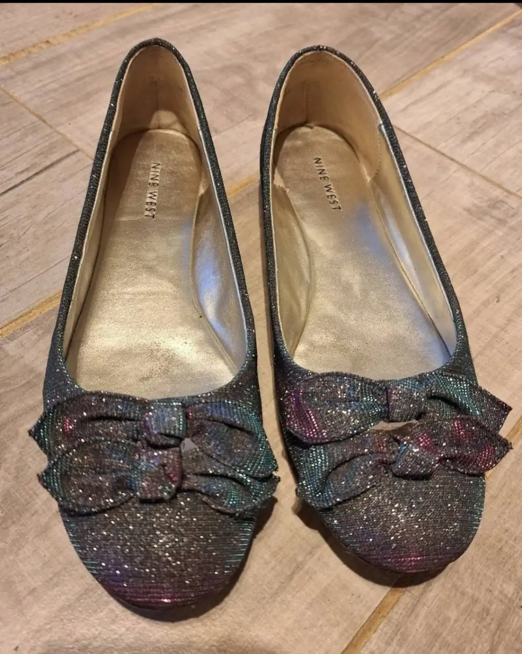 Ballerinas Nine West con moño y glitter, ideales para fiesta o eventos especiales. Tienen un diseño elegante y femenino.