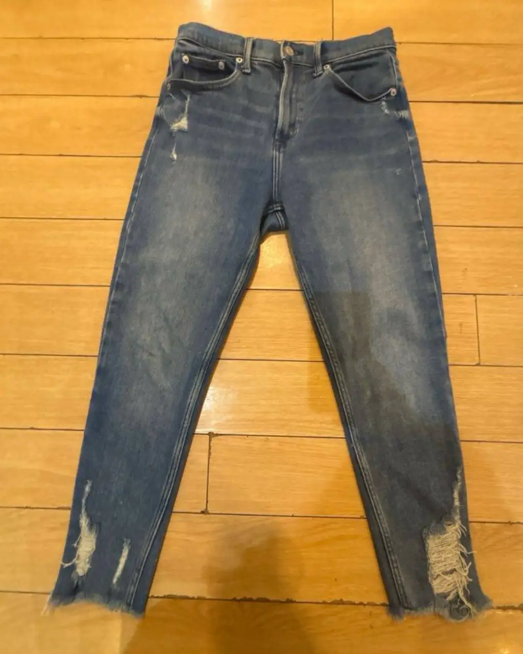 Jeans de mujer, tiro medio.. Corte skinny ideal para un look casual y moderno. Marca Gap.
