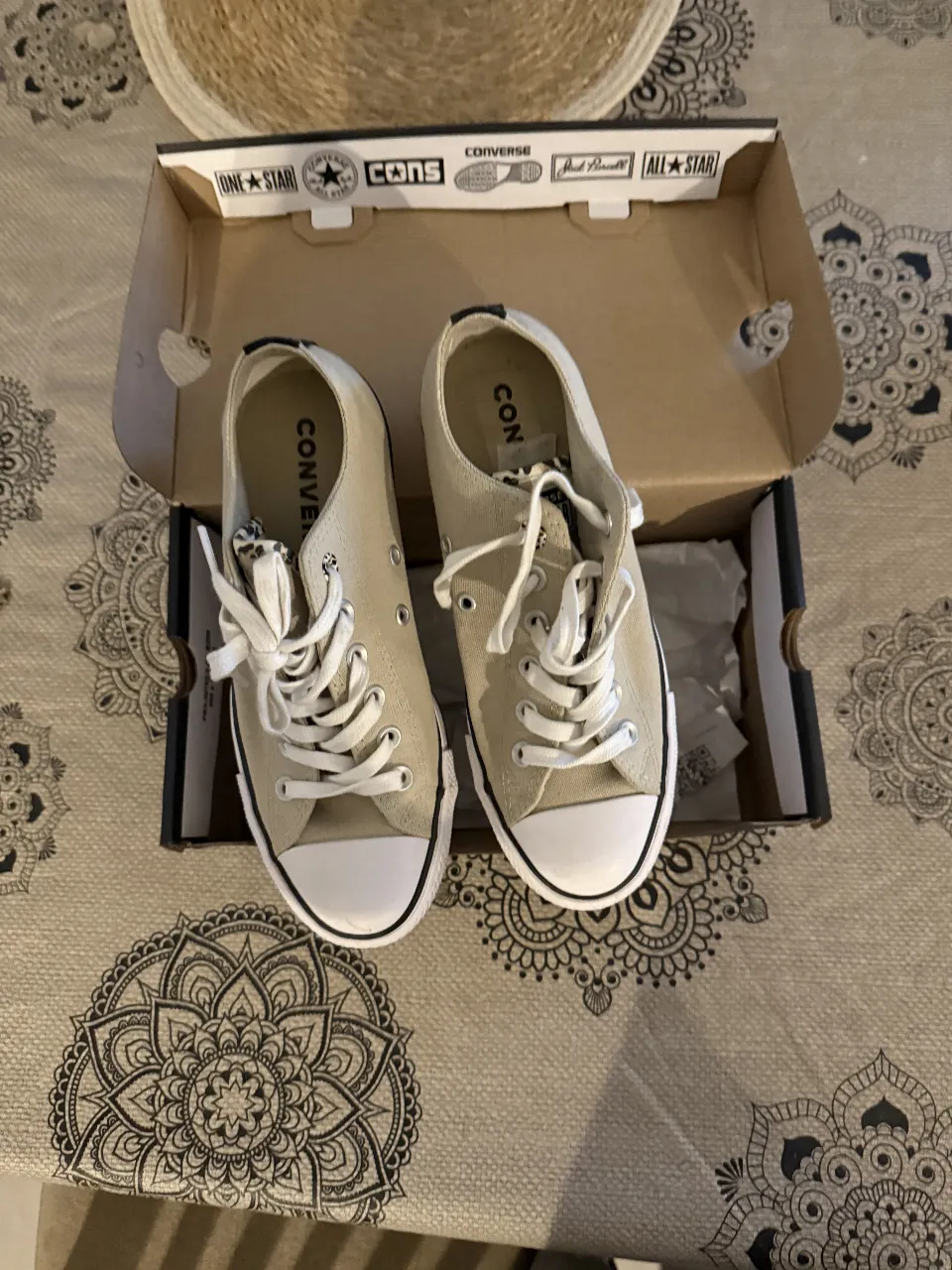 Zapatillas Converse color crudo con puntera blanca